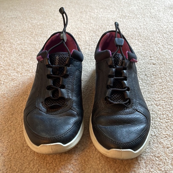 Ecco // Size 6 Black Shoes - Picture 2 of 4